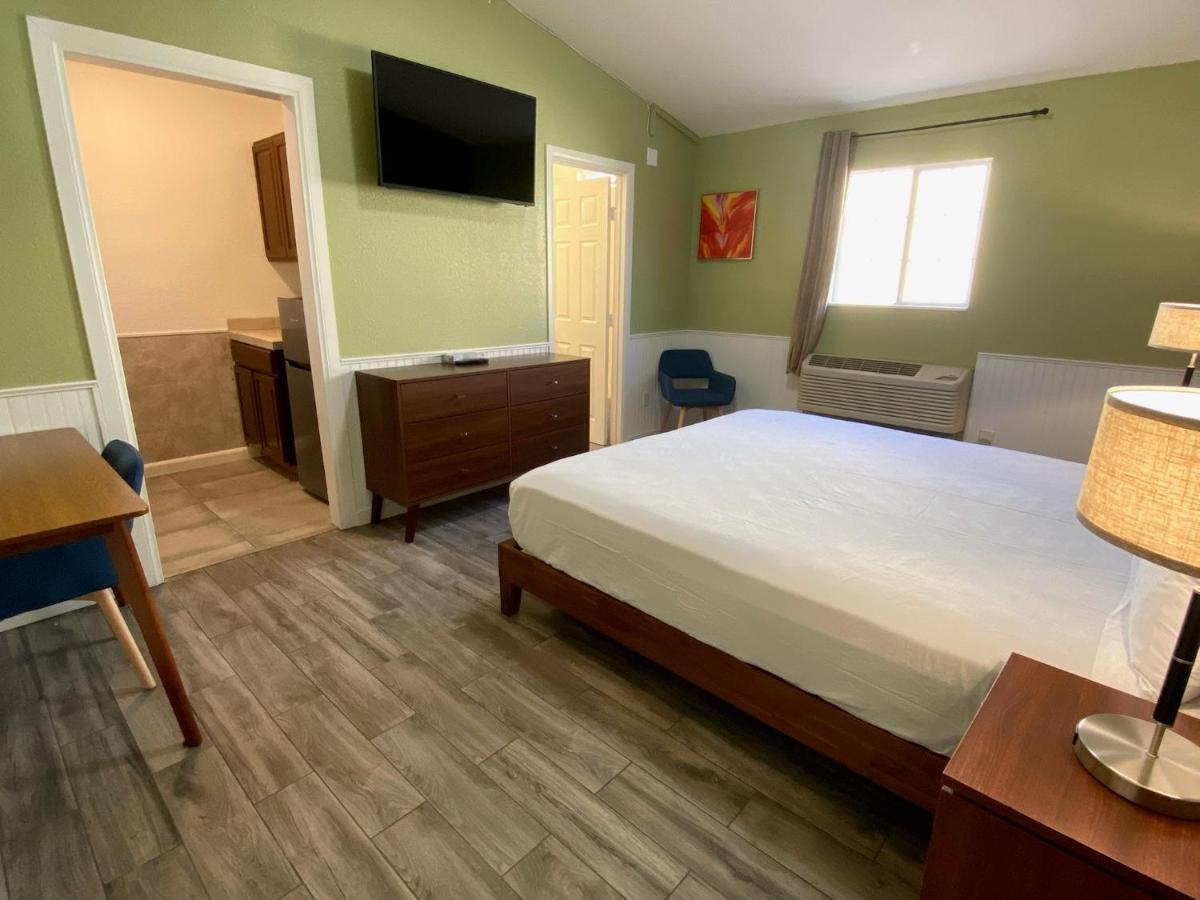 Europa Inn & Suites Дезерт-Хот-Спрингс Экстерьер фото