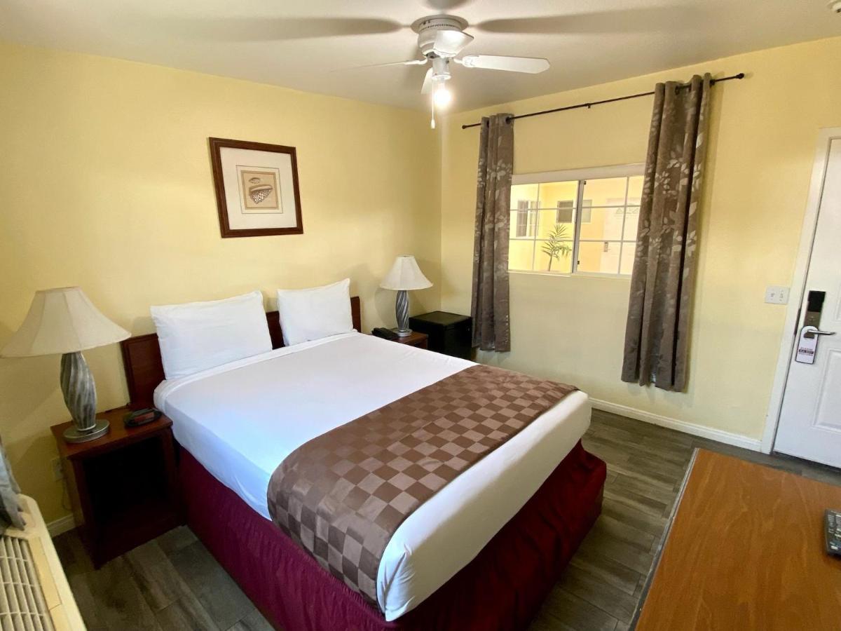 Europa Inn & Suites Дезерт-Хот-Спрингс Экстерьер фото